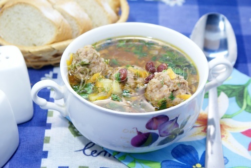 Суп с фрикадельками и фасолью в мультиварке
