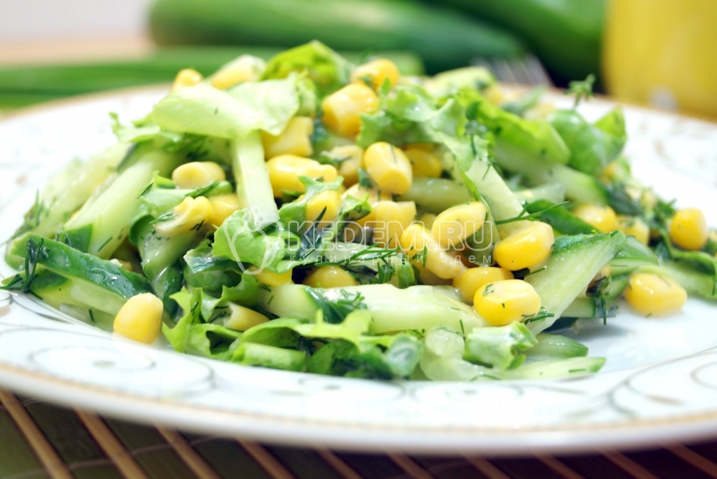 Салат с огурцом и кукурузой Лаура