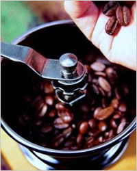 Кофемолка с обжаренными зернами кофе 
