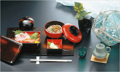 в японской кухне разная посуда предназначена для разных блюд.