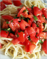 спагетти с соусом из свежих помидоров и базилика