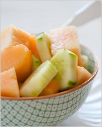 Летний салат из огурца, персиков и дыни