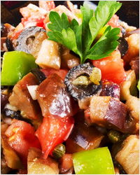 Овощной салат из баклажанов, помидоров и болгарского перца