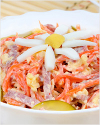 Салат с копченой колбасой, сыром и морковью по-корейски