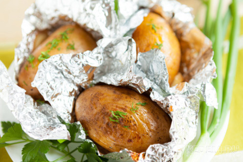 Картофель печеный в духовке в фольге, запеченная картошка с