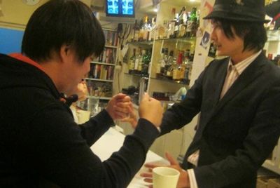 В японском кафе гипнотизируют посетителей 