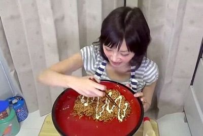Девушка съела почти 4 кг лапши за 3 минуты