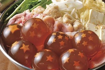 Японский ресторан подает ужин с шарами дракона
