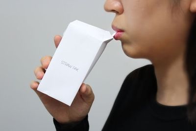 В Китае создали картонную коробку для напитков со встроенной трубочкой