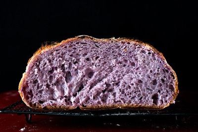 В Сингапуре испекли фиолетовый хлеб