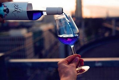 В Испании изобрели голубое вино