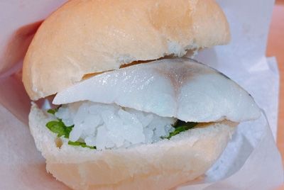 В Японии скрестили суши с бургером и хотдогом