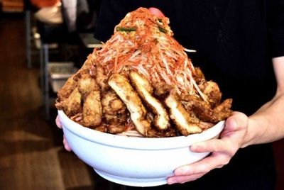 Японский ресторан заплатит 438 долларов тому, кто съест огромную тарелку лапши