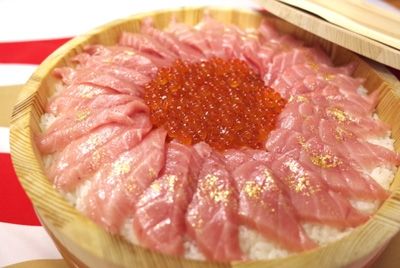 Новогодний торт по-японски: рис, рыба и золото