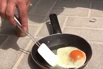 В Дубае приготовили яичницу на раскаленном тротуаре