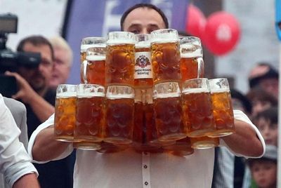 Немецкий официант установил мировой рекорд по переносу кружек с пивом