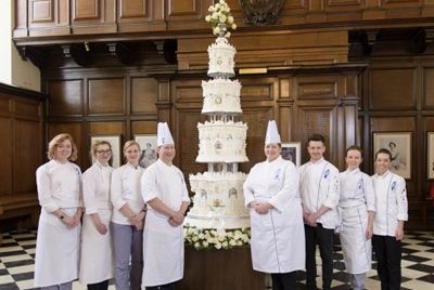 Британские кондитеры воссоздали свадебный торт королевы Елизаветы II и принца Филиппа