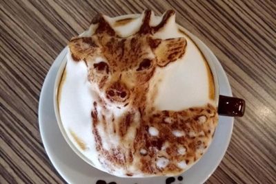 Тайваньский бариста создает фигурки животных на кофе