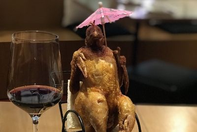 В шанхайском ресторане подают жареную курицу в шезлонге