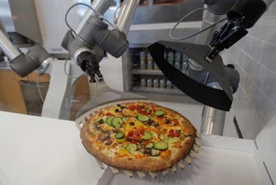 Французский робот готовит пиццу