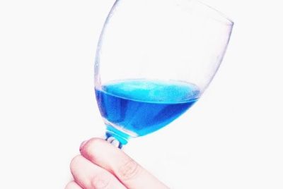 Синее вино пытается завоевать Францию