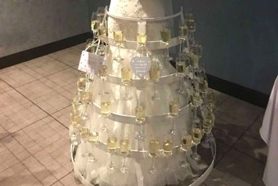 Невеста украсила свое свадебное платье 50 бокалами игристого вина 