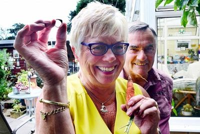 Британка нашла потерянное кольцо благодаря моркови