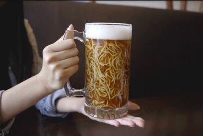 Канадский ресторан предлагает кружку пива с лапшой