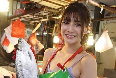 Тайваньская модель стала самой красивой продавщицей рыбы