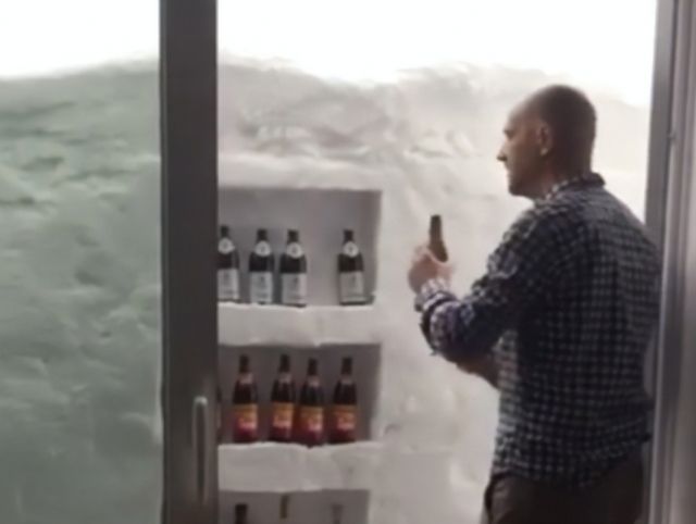 Австриец устроил пивной холодильник в сугробе, завалившем его дом