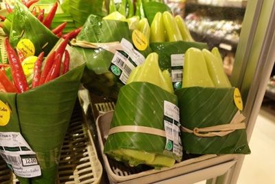 Тайский супермаркет использует банановые листья вместо пластиковой упаковки