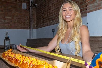 Британский фуд-блогер съела метровый хот-дог за 25 минут