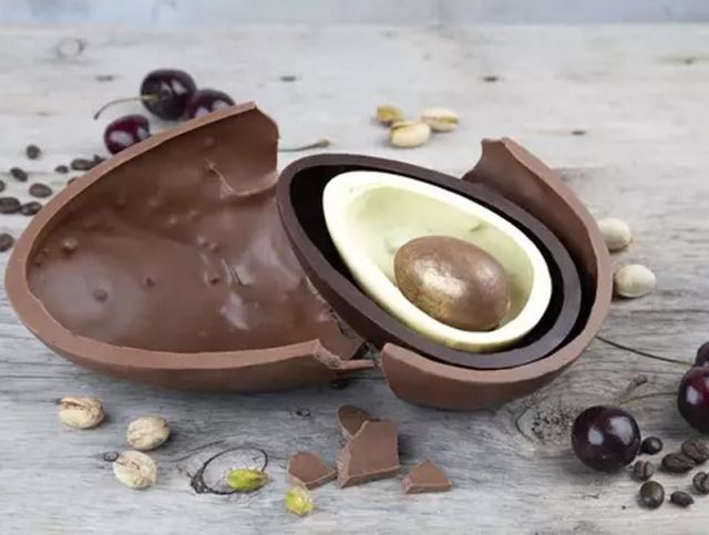 Британская сеть супермаркетов выпустила пасхальное шоколадное яйцо 4 в 1