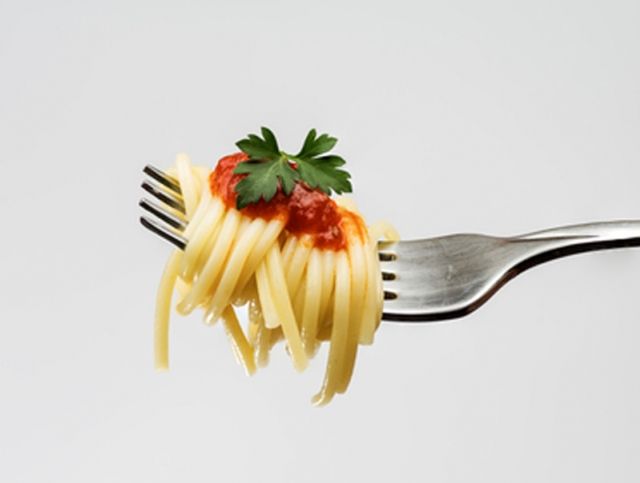 Необычный способ употребления спагетти вызвал споры в Сети