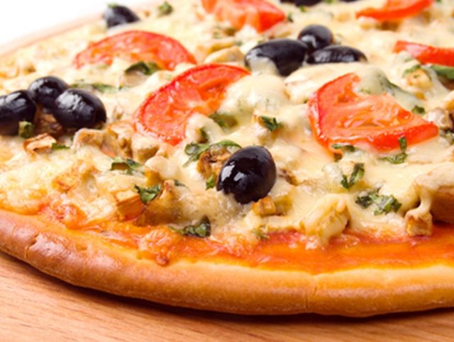 В Неаполе после первого в истории закрытия начали открываться пиццерии