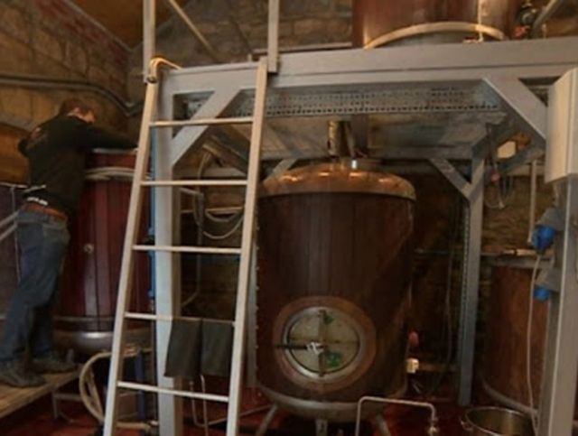 Английская пивоварня раздает жителям запасы пива