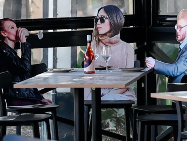 Австралийский ресторан рассадил за столиками картонных людей