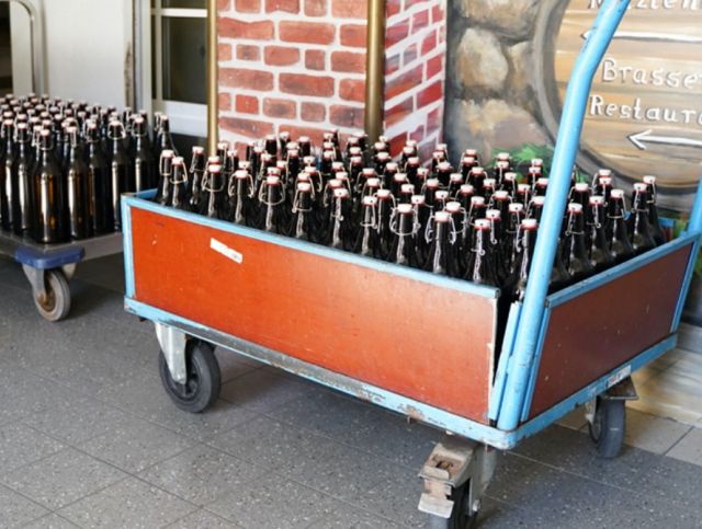Немецкая пивоварня устроила бесплатную раздачу пива