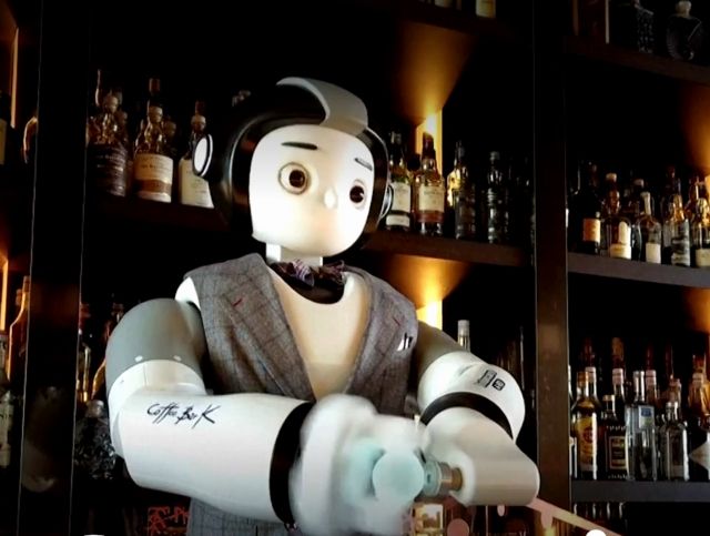 В Сеульском баре робот готовит лед для напитков