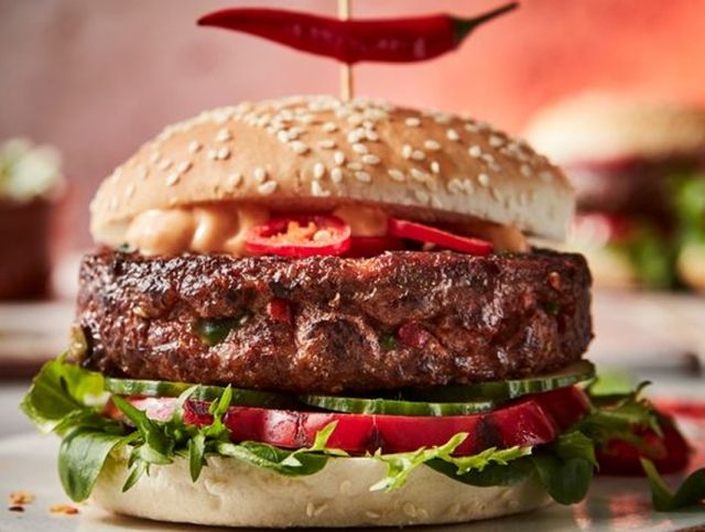 В британских супермаркетах появились гамбургеры с самым острым перцем в мире