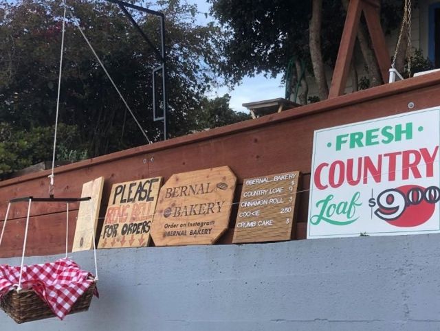 Пекарня в Сан-Франциско использует корзину на веревке для доставки заказов