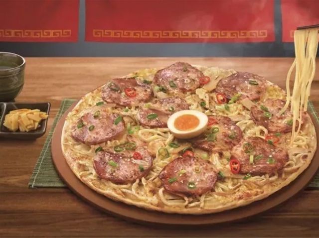 Пиццерия на Тайвани представила первую в мире пиццу-рамен