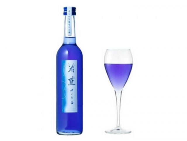 В Японии выпустили синее саке 