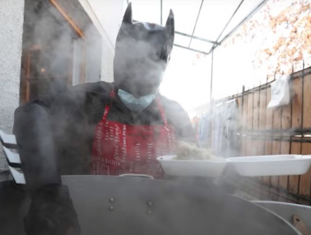 Житель Чили в костюме Бэтмена развозит еду бездомным 