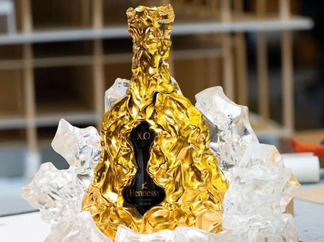 К 150-летию коньяка Hennessy XO был создан уникальный графин, покрытый золотом