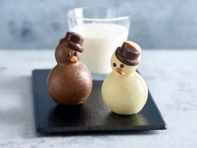 Британский супермаркет продает тающих снеговиков для горячего шоколада