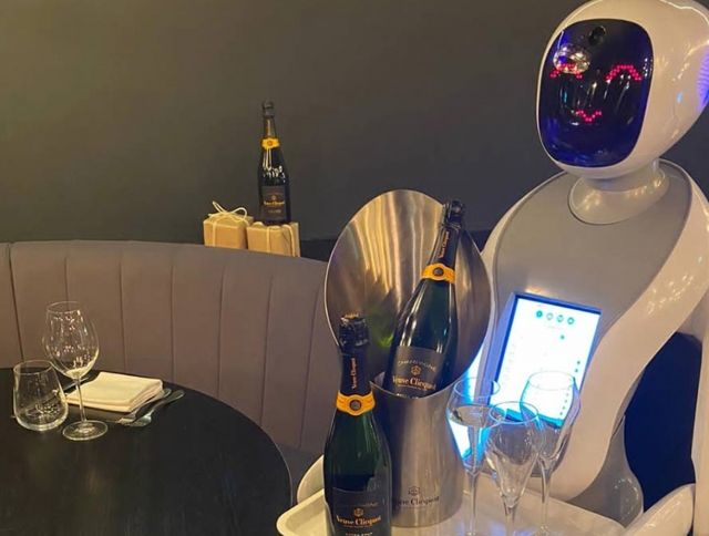 В лондонской сети ресторанов появились роботы для розлива шампанского