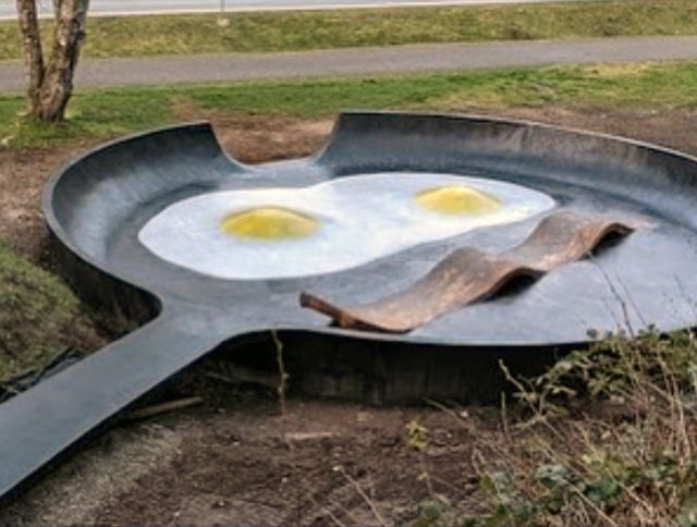 В Америке создали скейтпарк, похожий на сковороду с яичницей и беконом 1