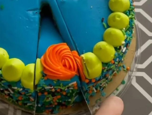 Старинный резак для торта высоко оценили пользователи социальных сетей