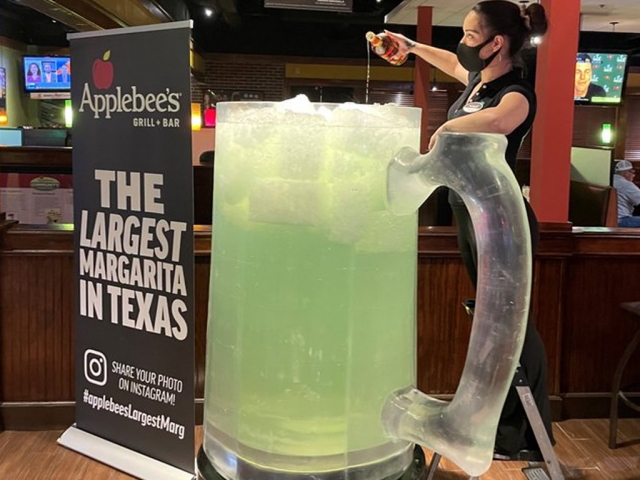 Самую большую порцию коктейля Маргарита предлагают в Техасе